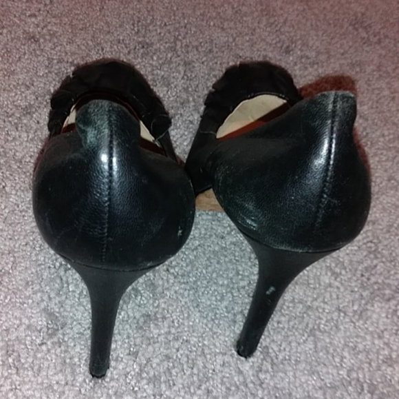 Ann Taylor Ruffle Leather Heels 7.5 - Picture 3 of 4